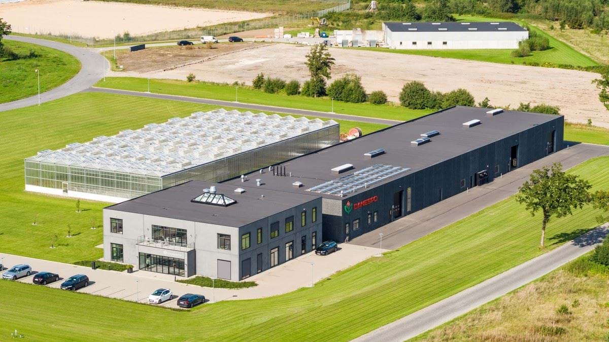 Danespo Domicil, Give