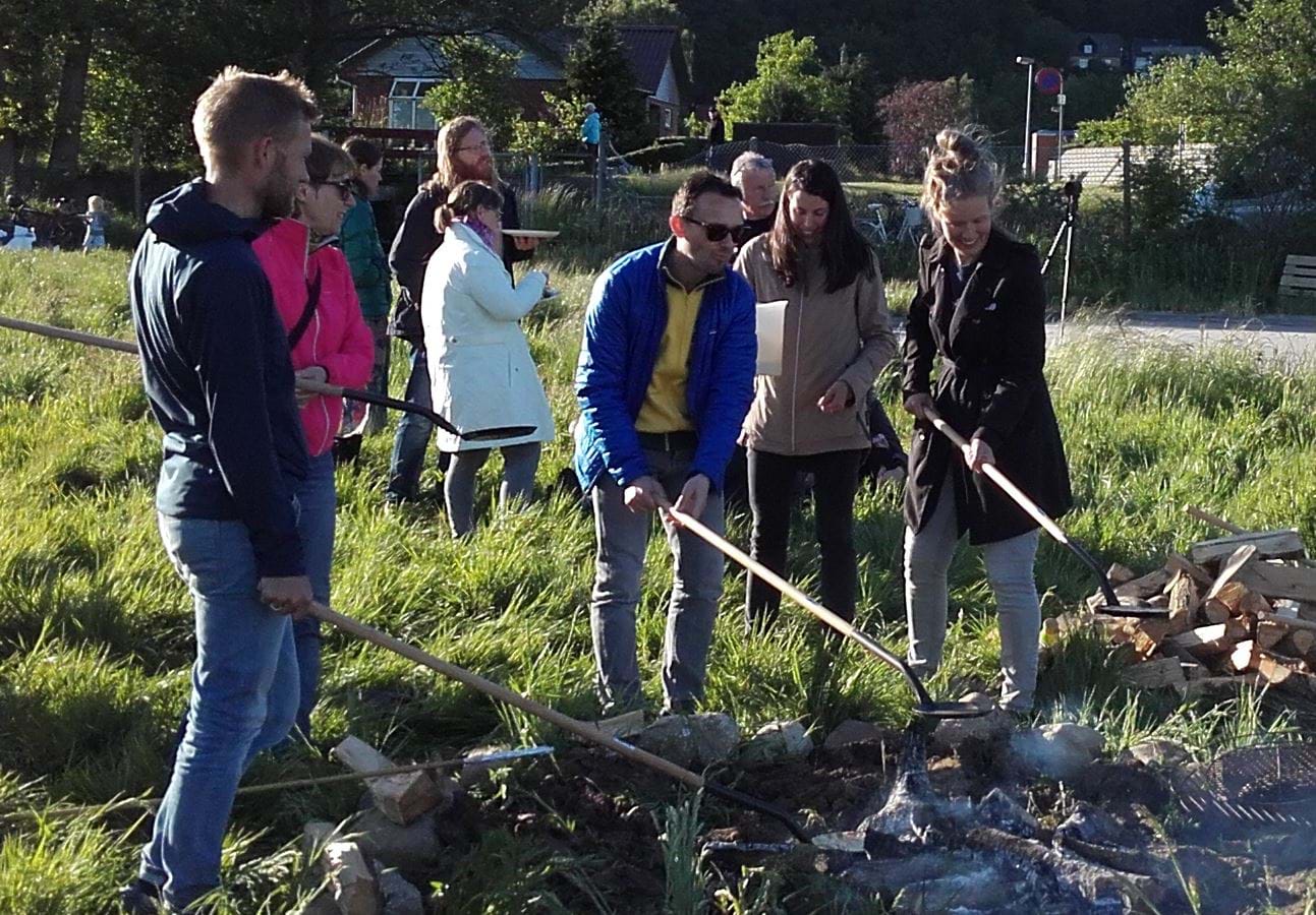 Mennesker ved bål i naturen